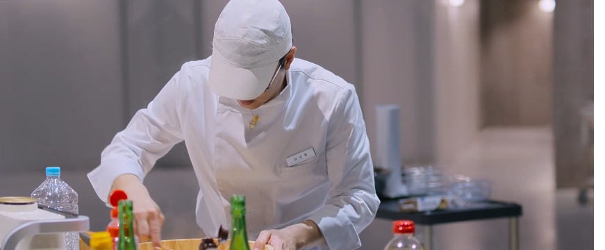 우승자 최강록의 결증전요리 장면